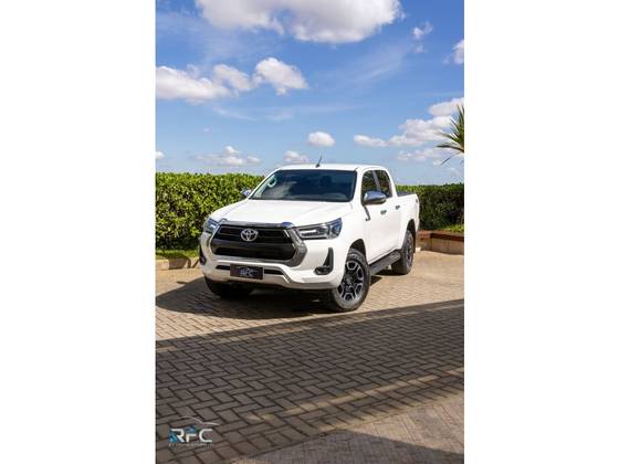 TOYOTA HILUX 2.8 D-4D TURBO DIESEL CD SR 4X4 AUTOMÁTICO TOYOTA HILUX 2.8 D-4D TURBO DIESEL CD SR 4X4 AUTOMÁTICO